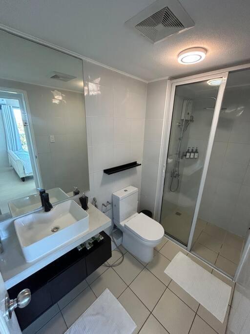 Modern Oasis: Pool + Netflix Lejlighed Manila Eksteriør billede