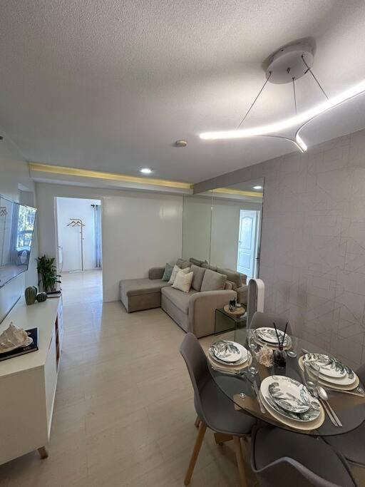 Modern Oasis: Pool + Netflix Lejlighed Manila Eksteriør billede