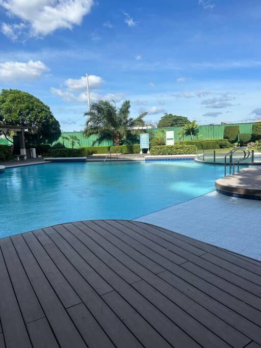 Modern Oasis: Pool + Netflix Lejlighed Manila Eksteriør billede