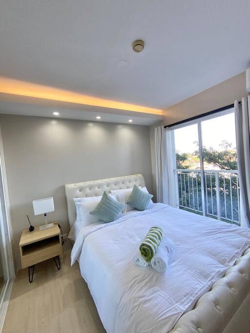 Modern Oasis: Pool + Netflix Lejlighed Manila Eksteriør billede