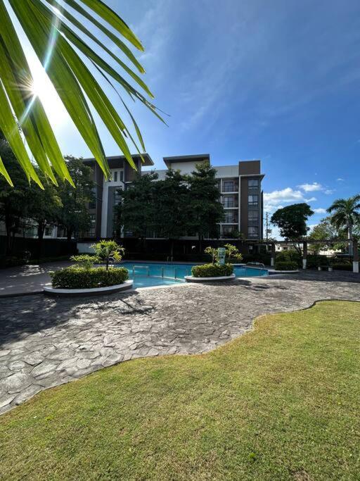 Modern Oasis: Pool + Netflix Lejlighed Manila Eksteriør billede